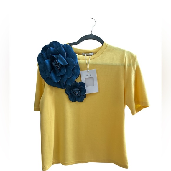 Unique yellow and denim blue  big flower shirt top tee.  New with tags - Picture 10 of 10
